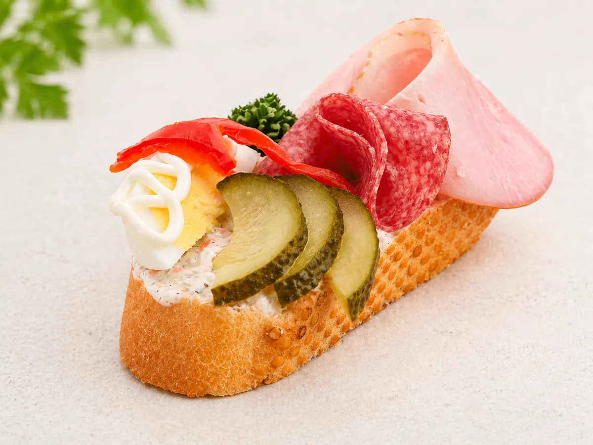 Chlebíček s debrecínkou a herkulesem