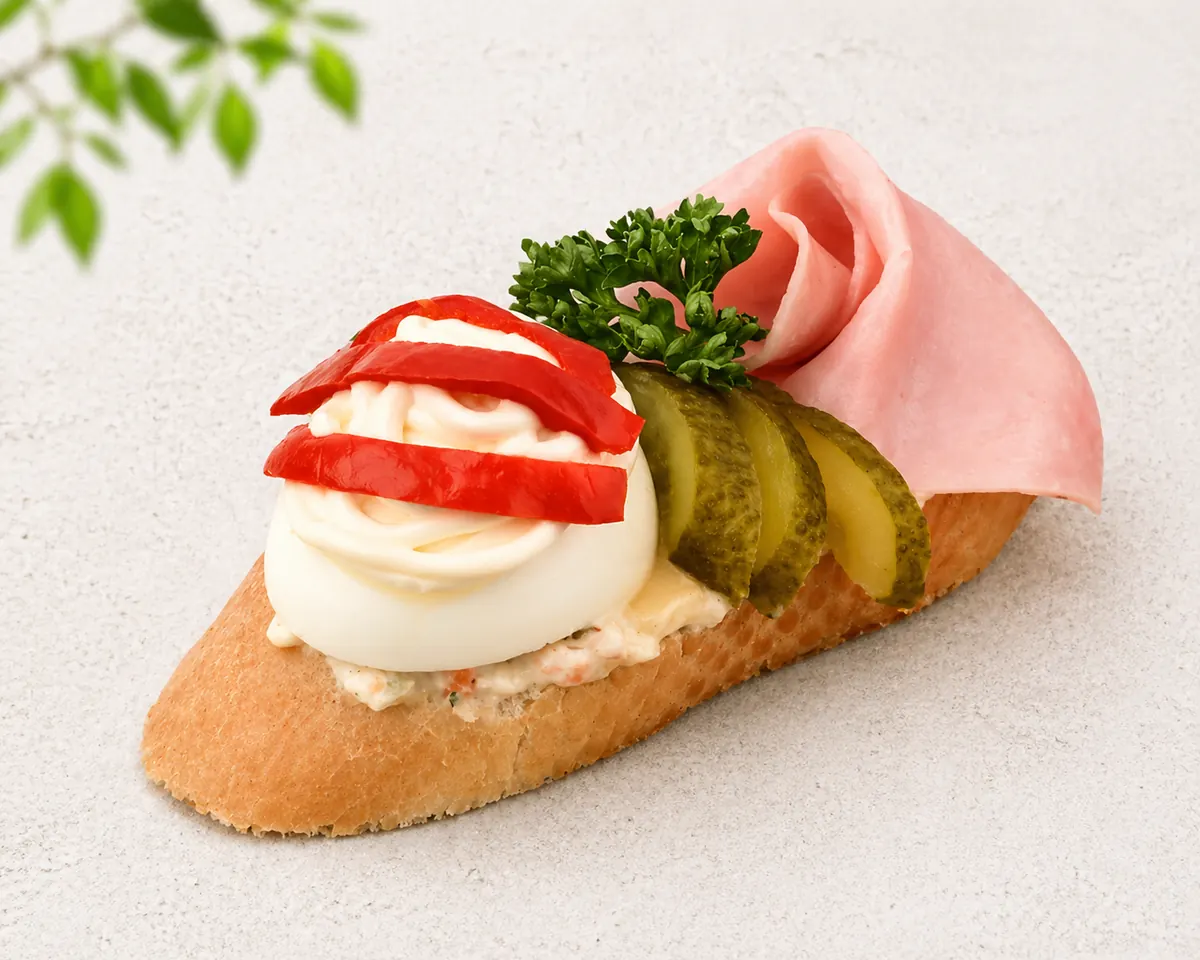 Chlebíček s vejcem a šunkou