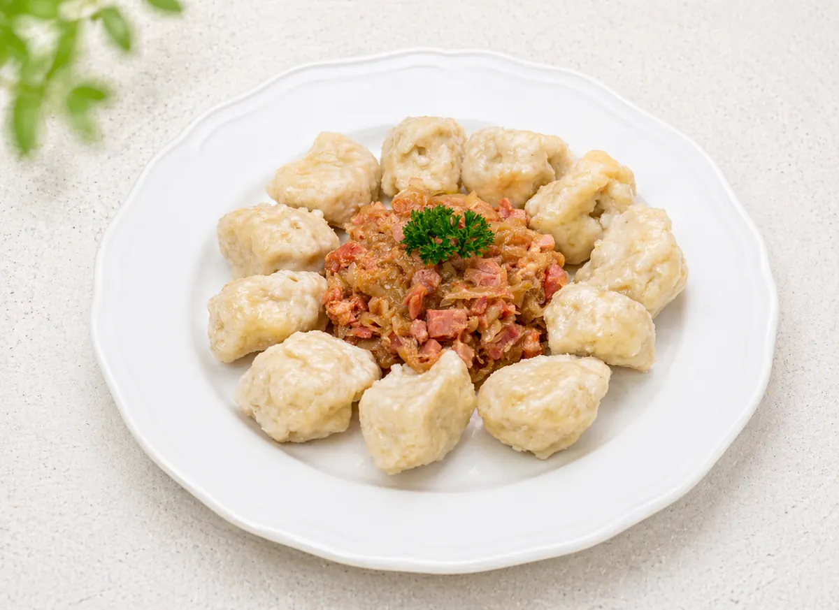 Chlupaté knedlíky se zelím a uzeným masem