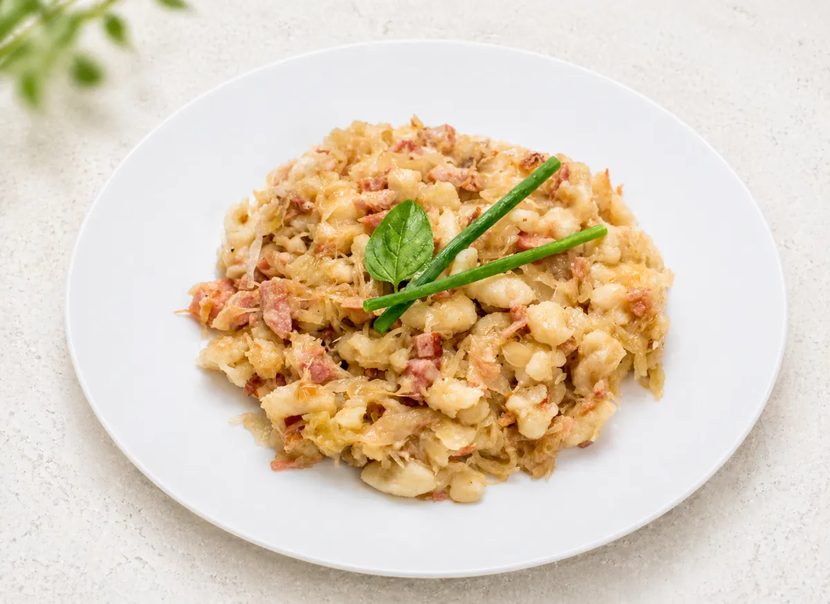 Halušky se zelím a uzeným masem