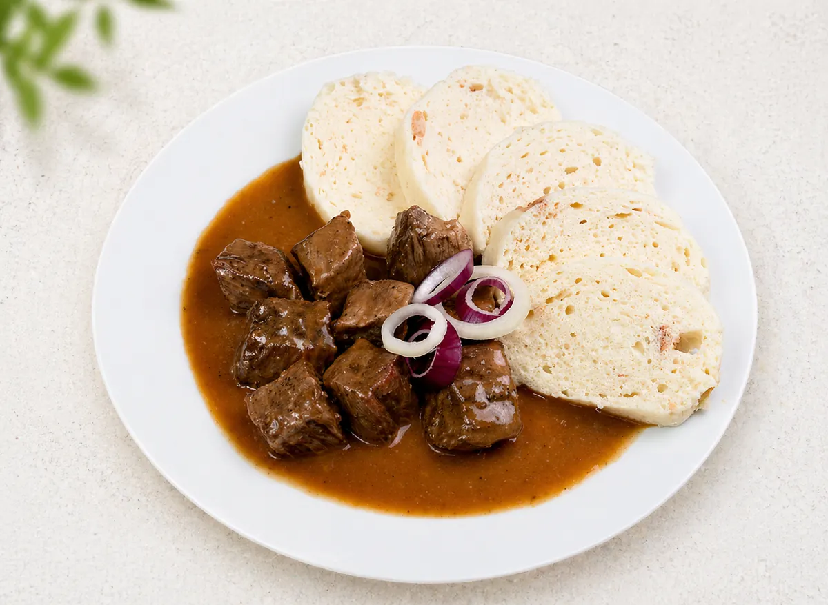 Hovězí guláš s houskovým knedlíkem