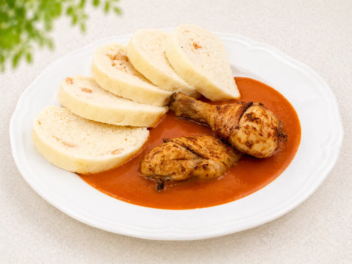 Kuře na paprice s houskovým knedlíkem