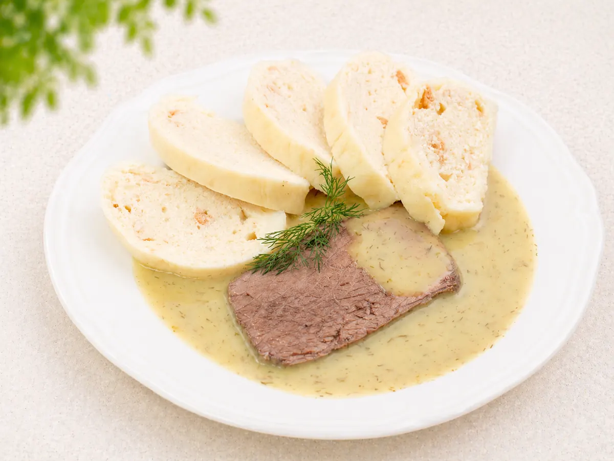 Koprová omáčka s houskovým knedlíkem