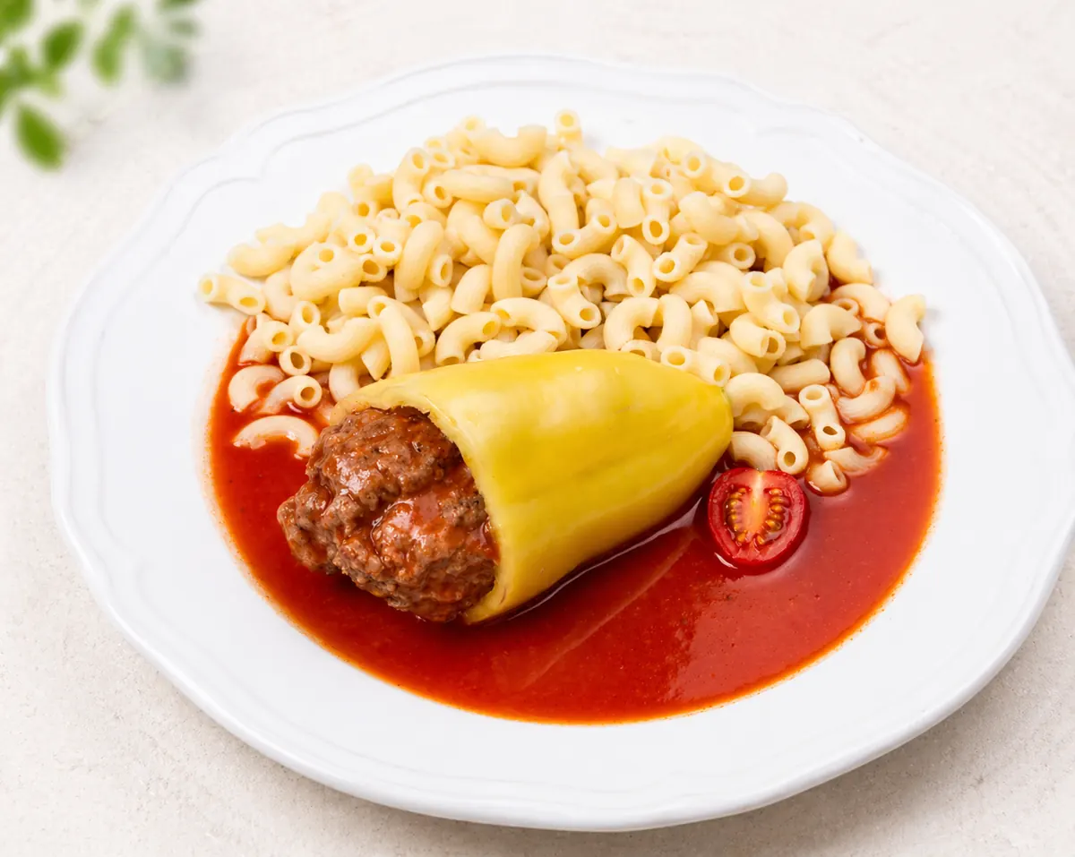 Plněný paprikový lusk v rajské omáčce s těstovinami