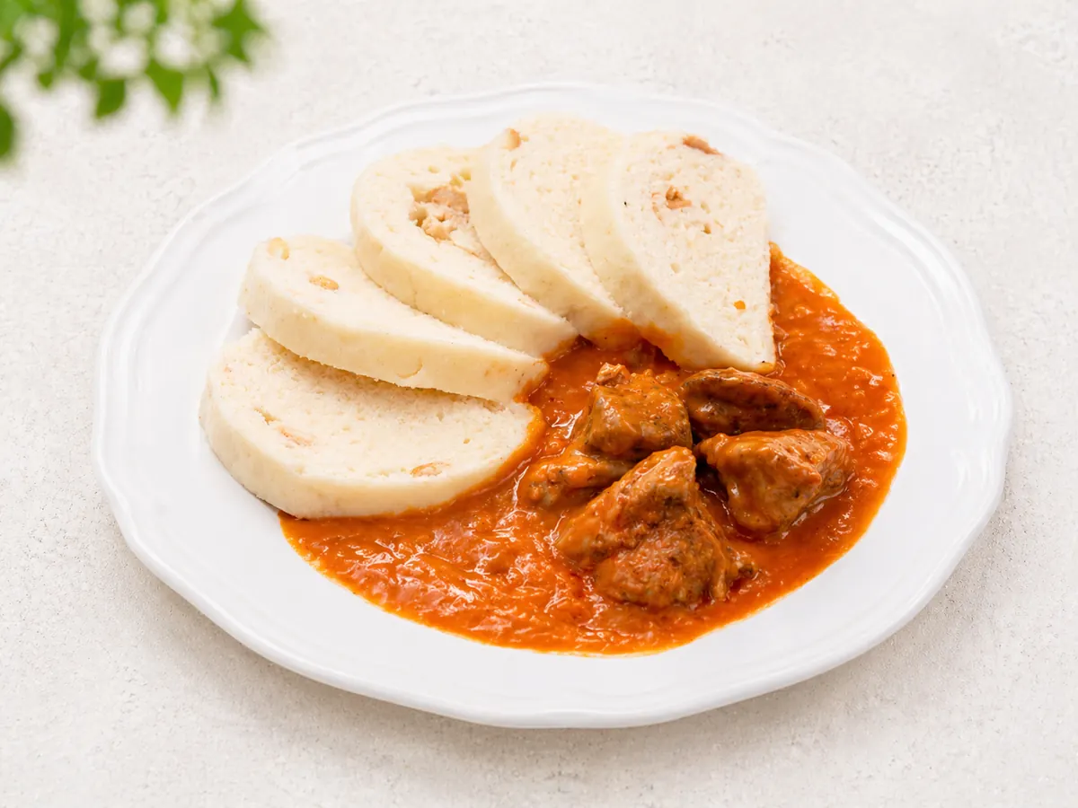 Segedínský guláš s houskovým knedlíkem