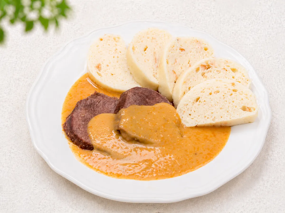 Svíčková na smetaně s houskovým knedlíkem