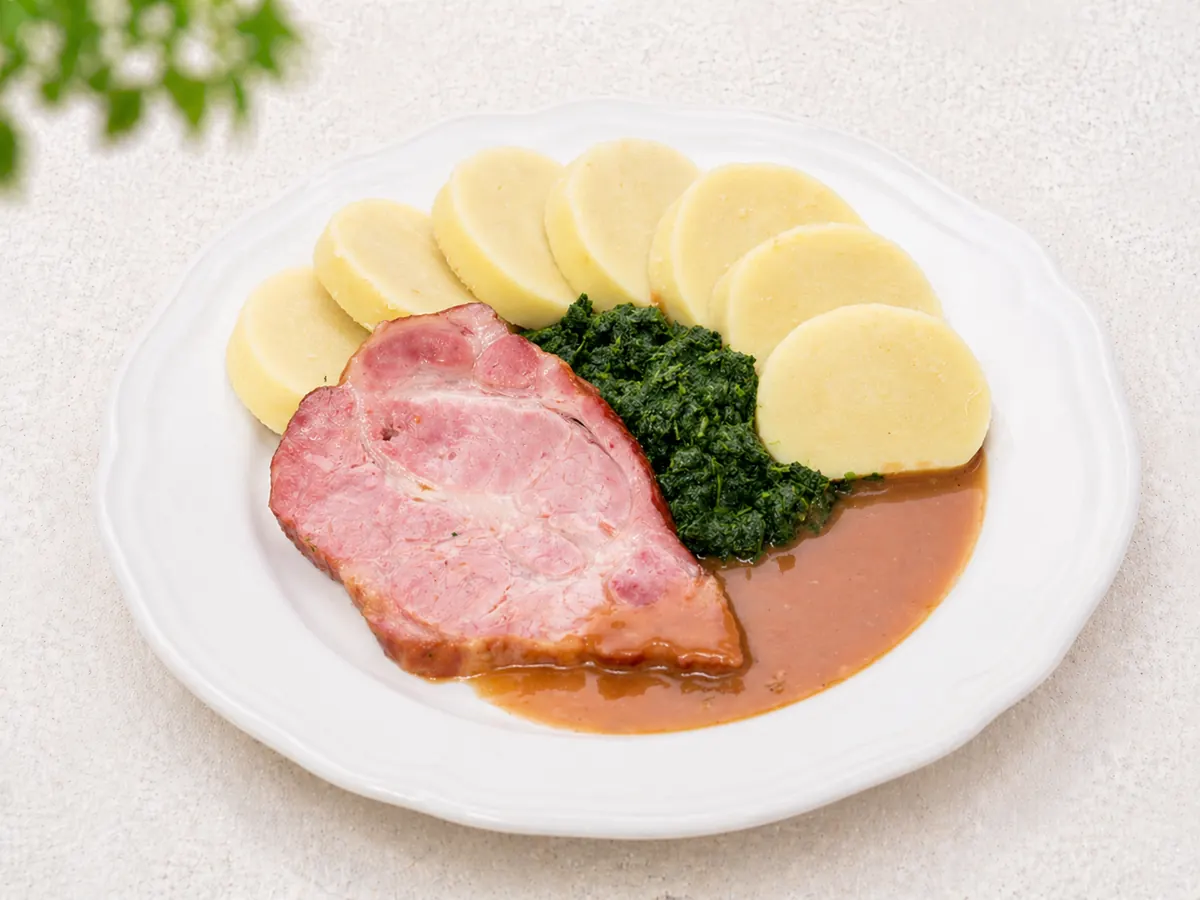 Uzená krkovice se špenátem a bramborovým knedlíkem