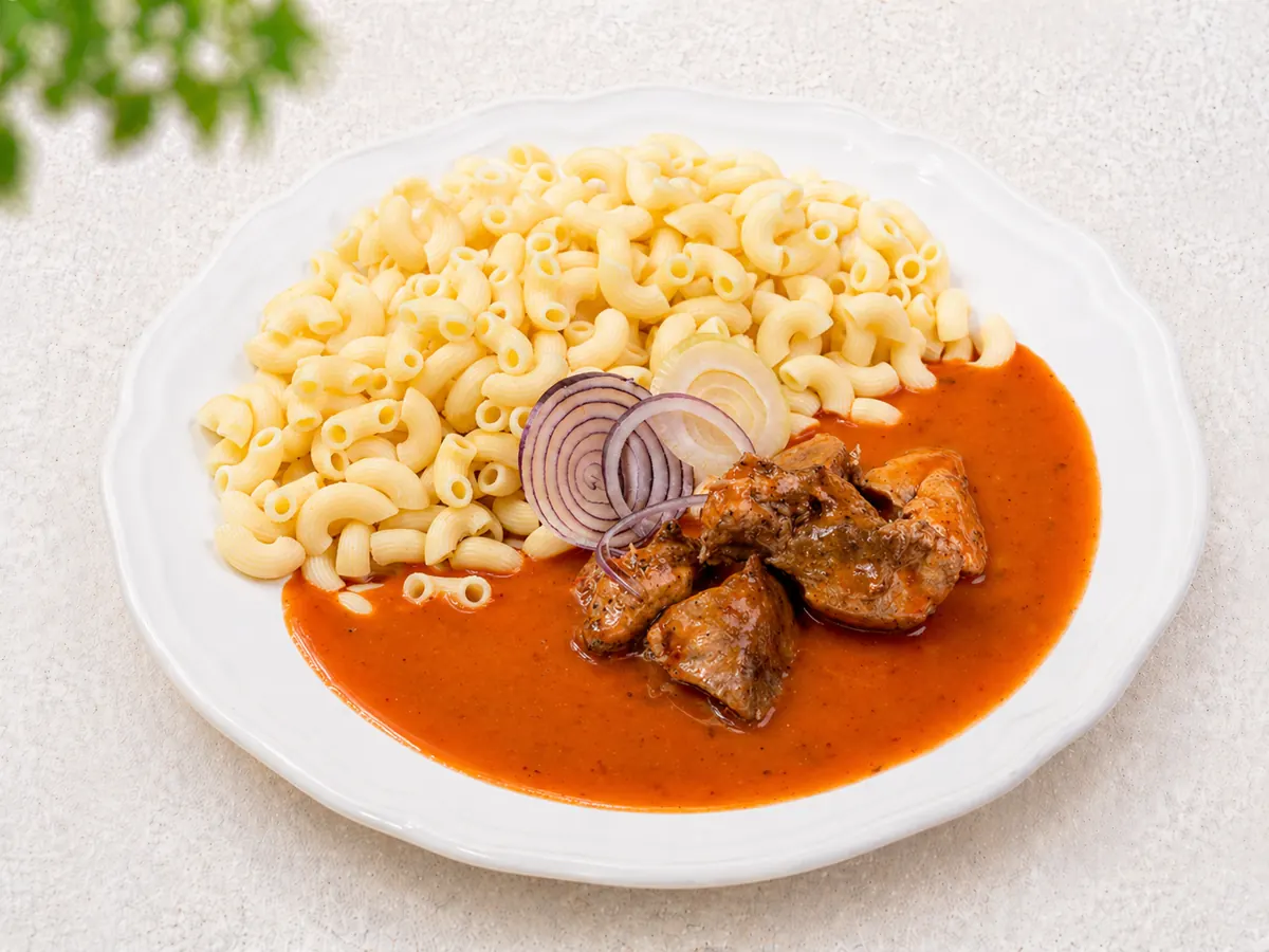 Vepřový guláš s těstovinami