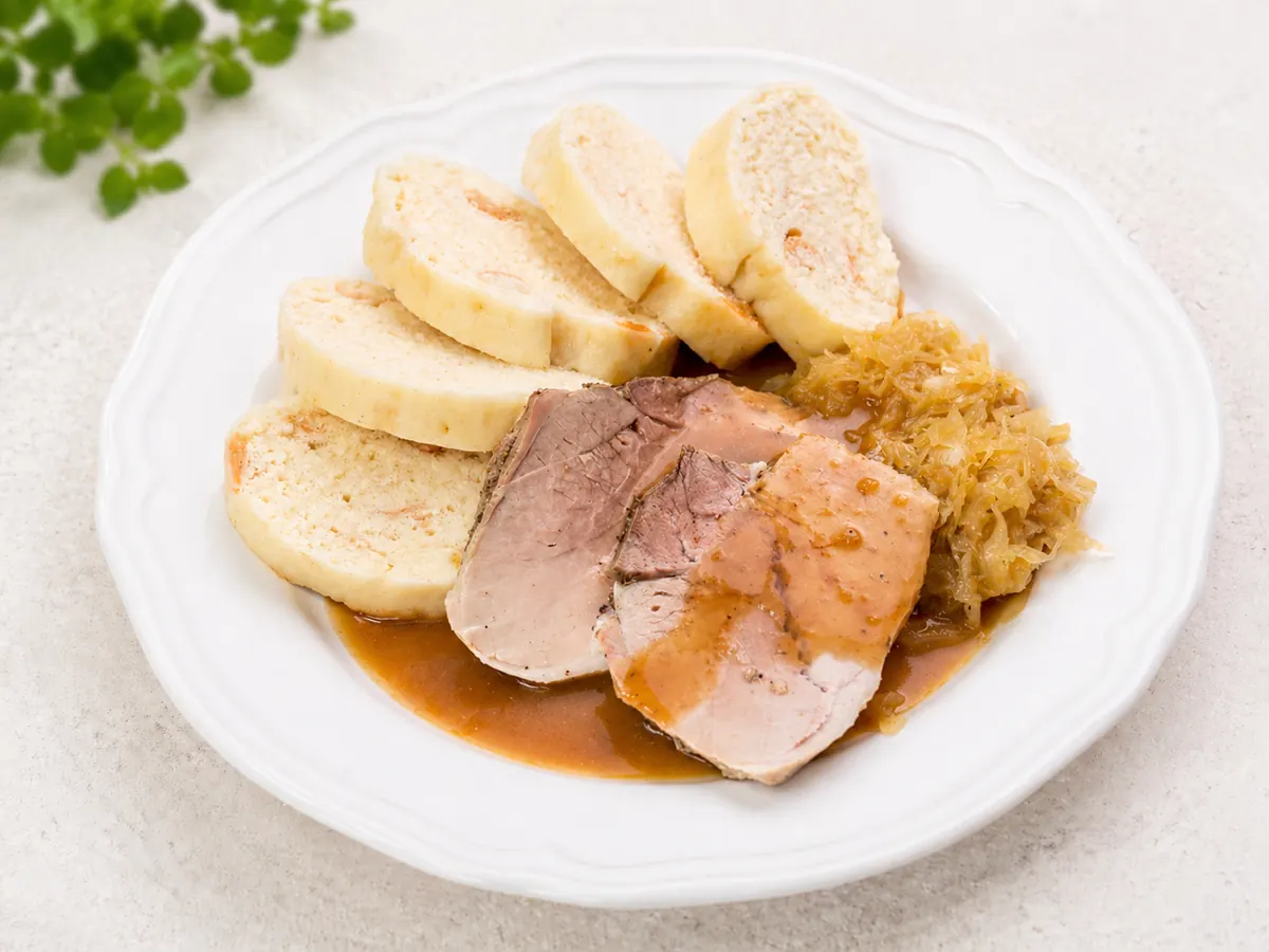 Vepřová pečeně se zelím a houskovým knedlíkem