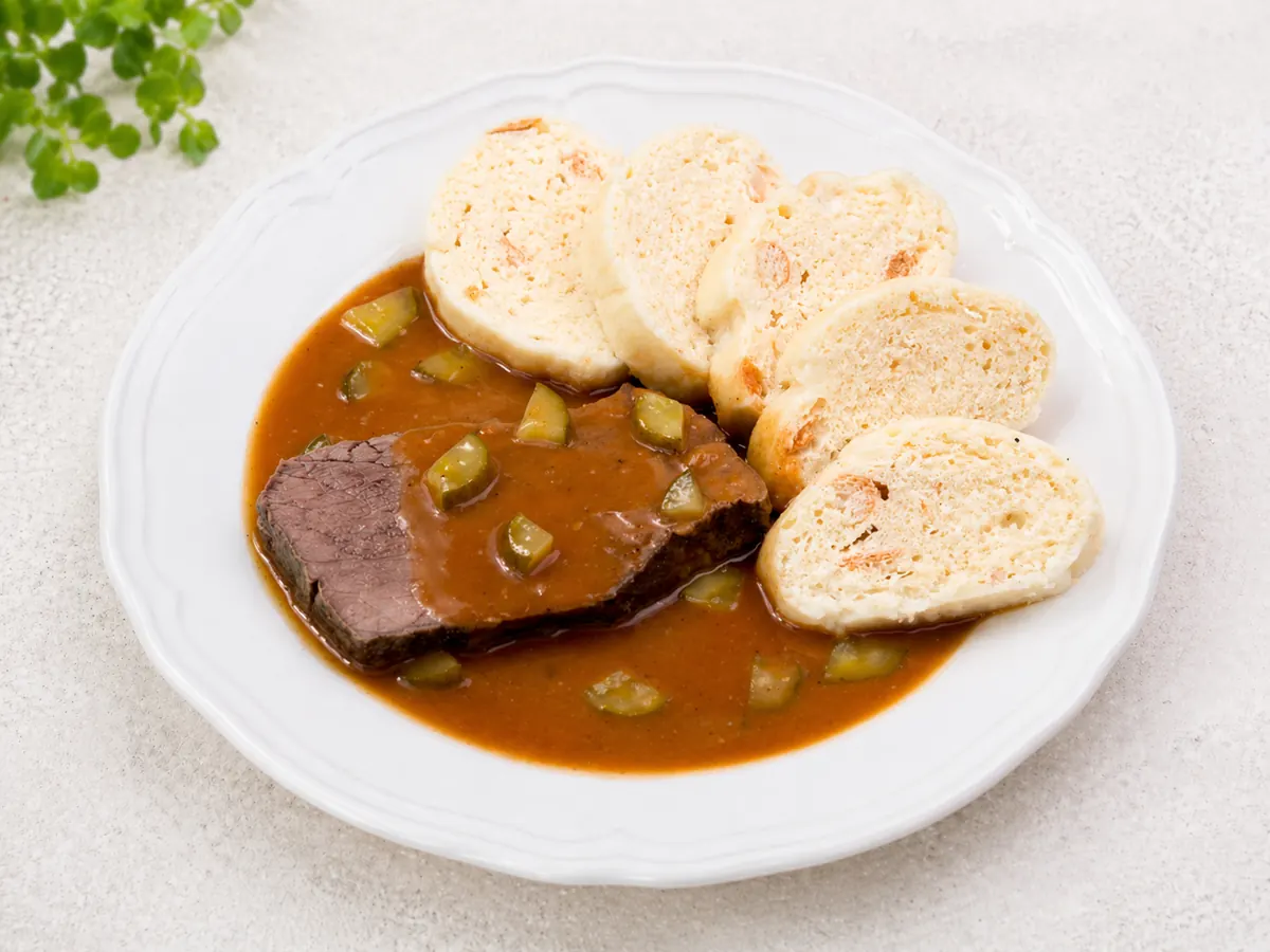 Znojemská pečeně s houskovým knedlíkem