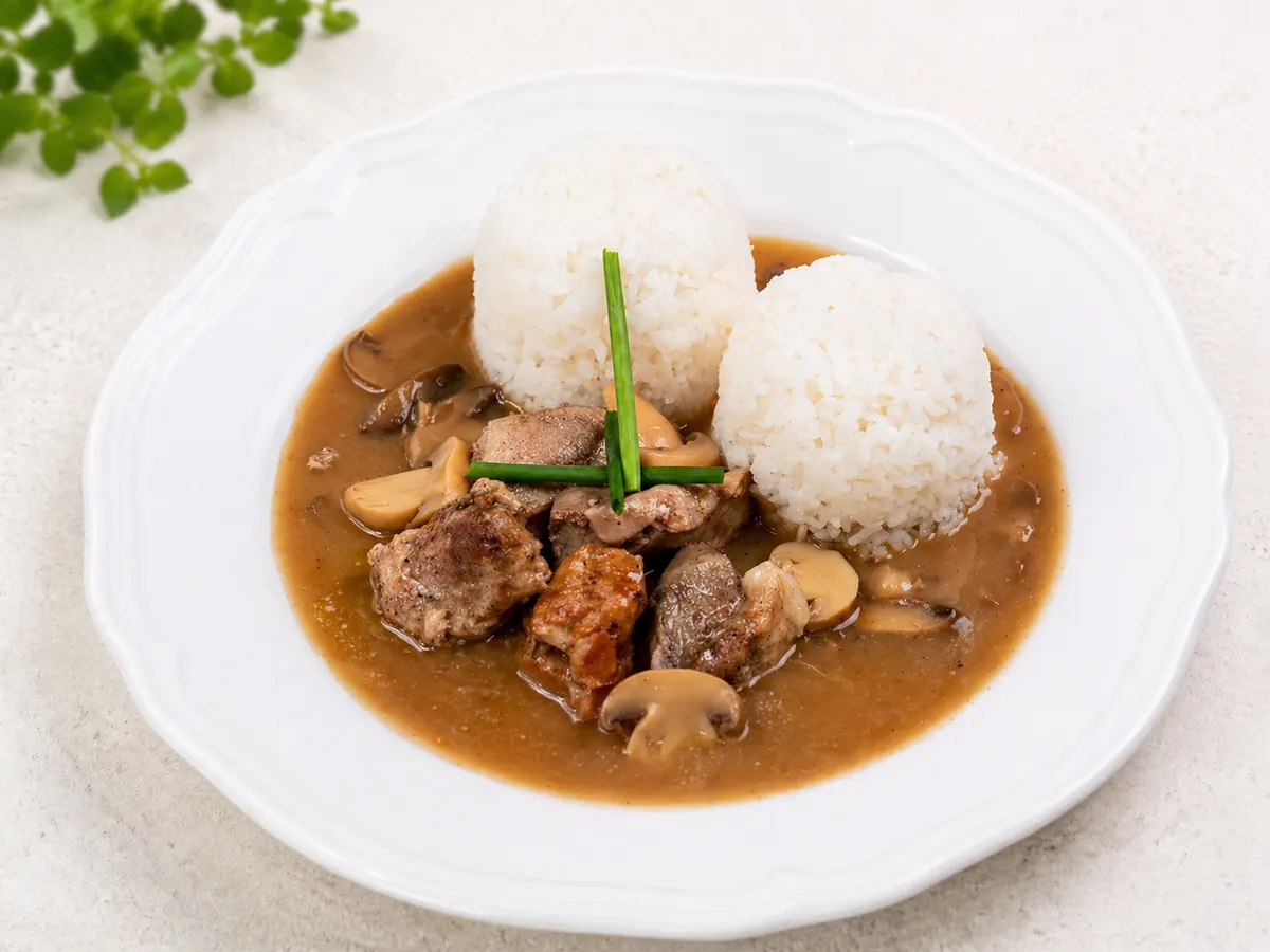 Vepřové kostky na žampionech, rýže